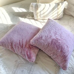 THE SOFTEST Pink throw pillows (2) like new!